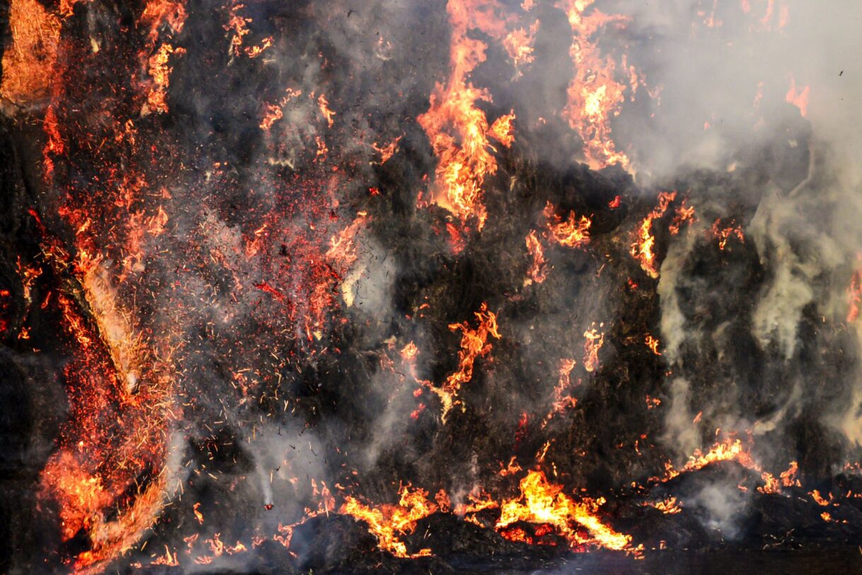 Takto horí slama. Hasiči vs požiar