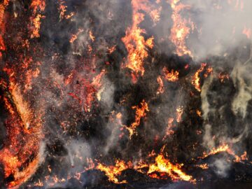 Takto horí slama. Hasiči vs požiar