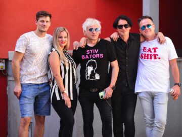 Newies u Harwyho v kavárni