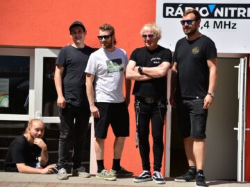 Ironic Modern World v Harwyho kavárni