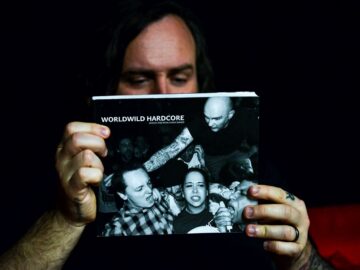 Fotografovanie fotografa v Harwyho kavárni