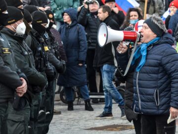 Medzitým pred parlamentom