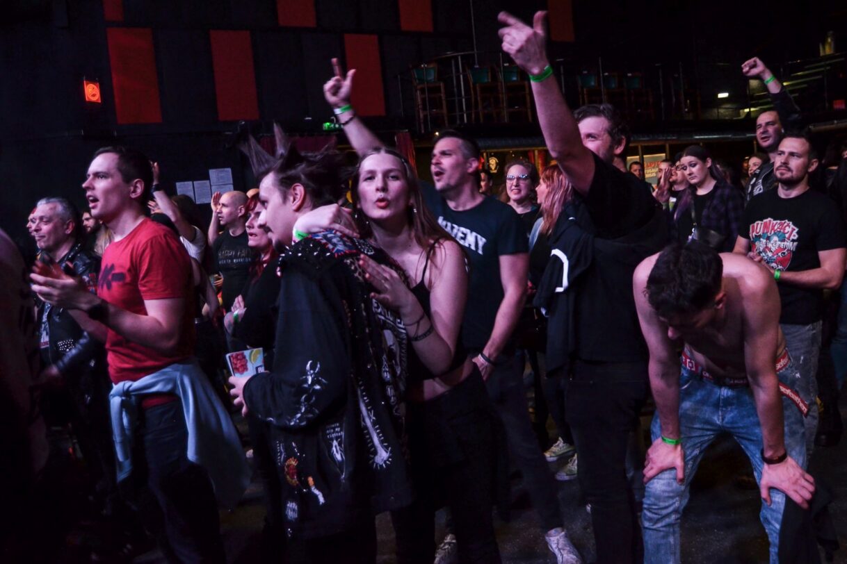 Totální nasazení / Fialky / Nežfaleš / Beatiful Bastards / MMC BA